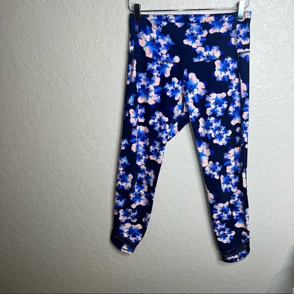 BNWOT Old Navy Active Go-Dry Flower Print Leggings/ Mesh detail - Picture 2 of 7